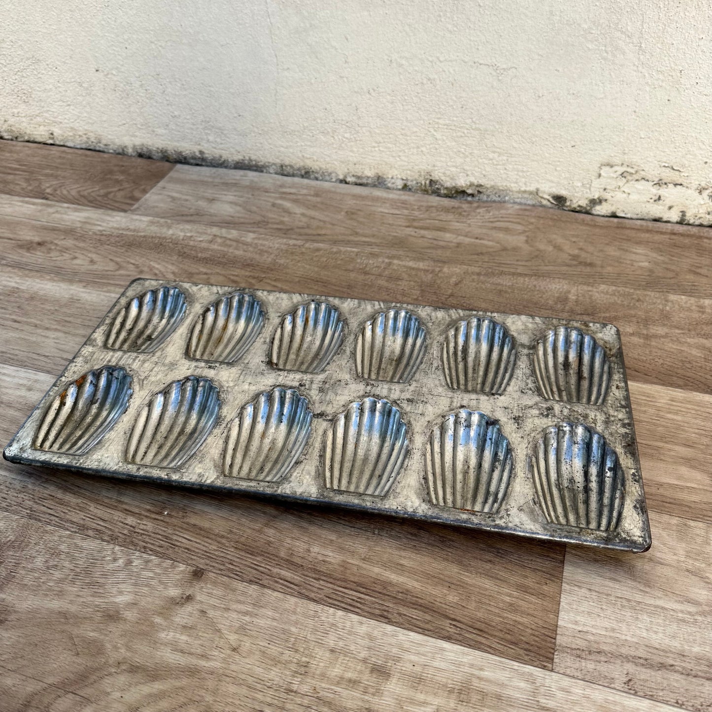 VINTAGE FRENCH 12 MADELEINE cake tart tins moulds mini molds pans shape 2510232 Unbranded
