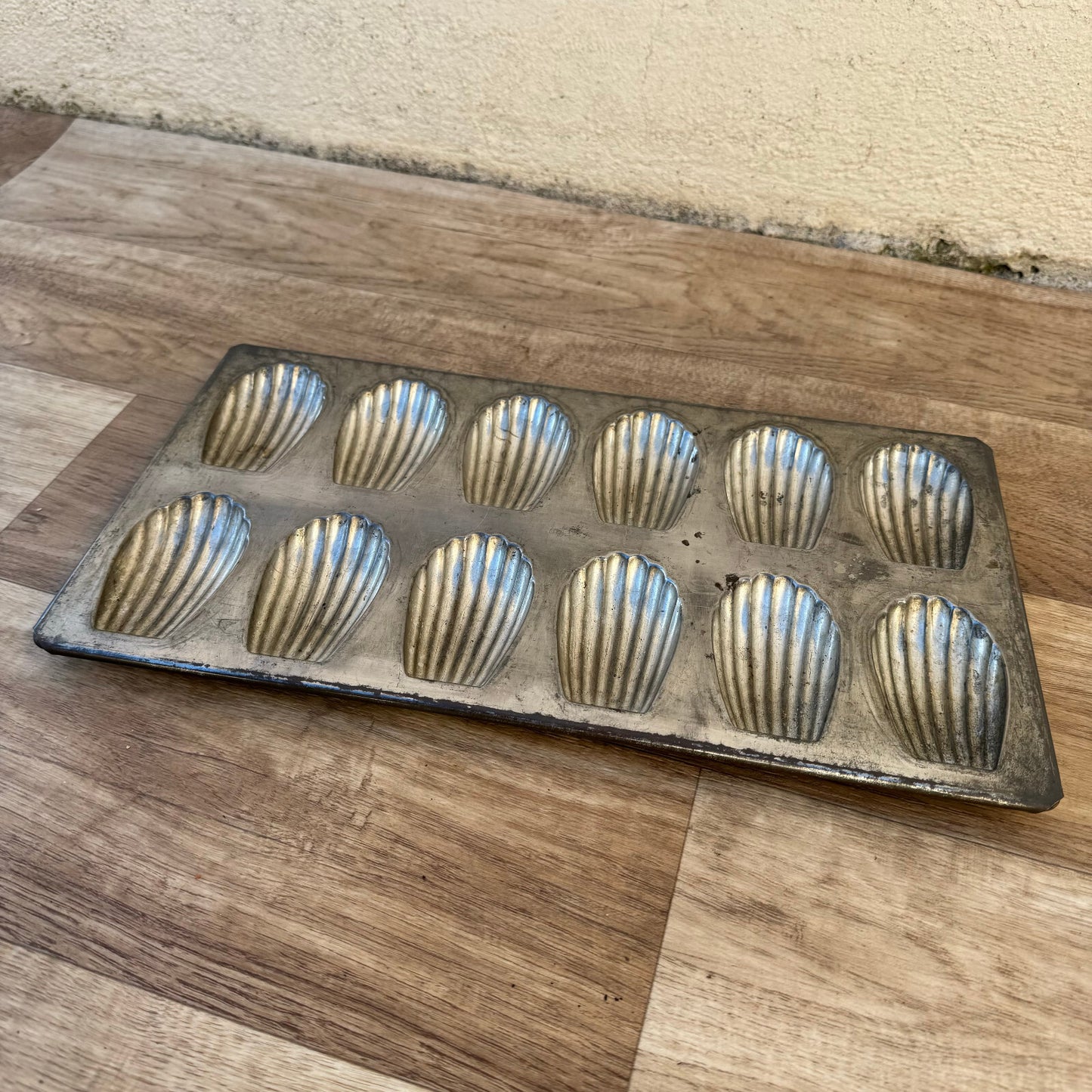 VINTAGE FRENCH 12 MADELEINE cake tart tins moulds mini molds pans shape 1302258 Unbranded