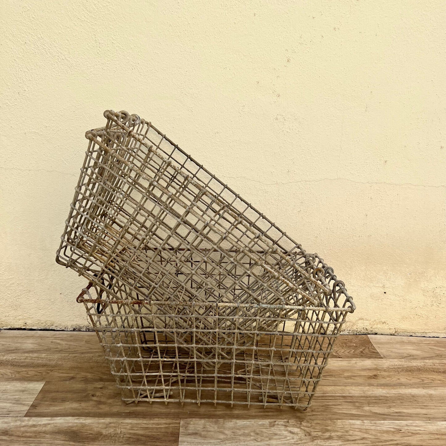 Vintage French britain oyster basket metal 290120251 - Fleamarketfrance