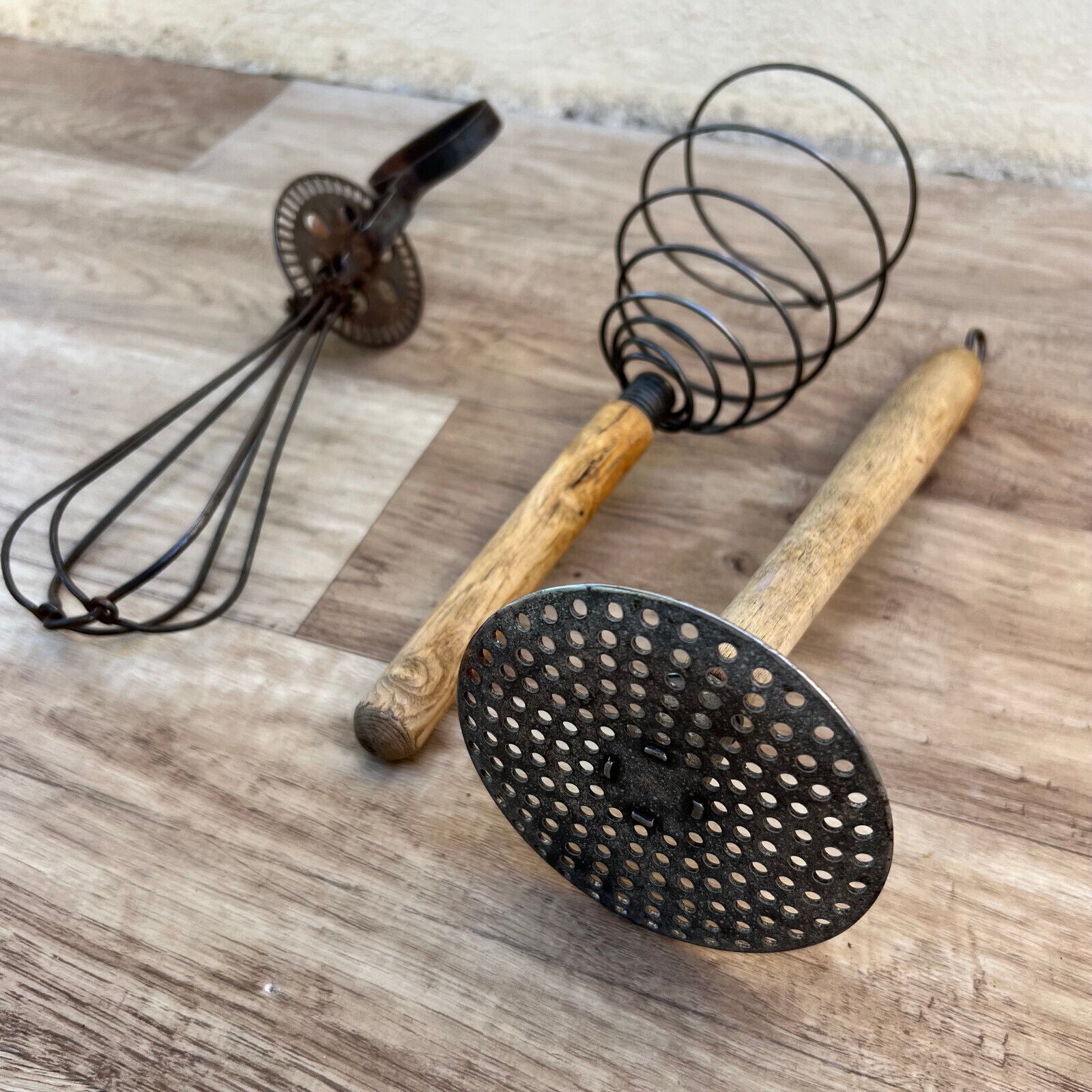 VINTAGE FRENCH set of 3 WIRE WHIP WHISK WOODEN HANDLE KITCHEN UTENSIL 23072211 - Fleamarketfrance