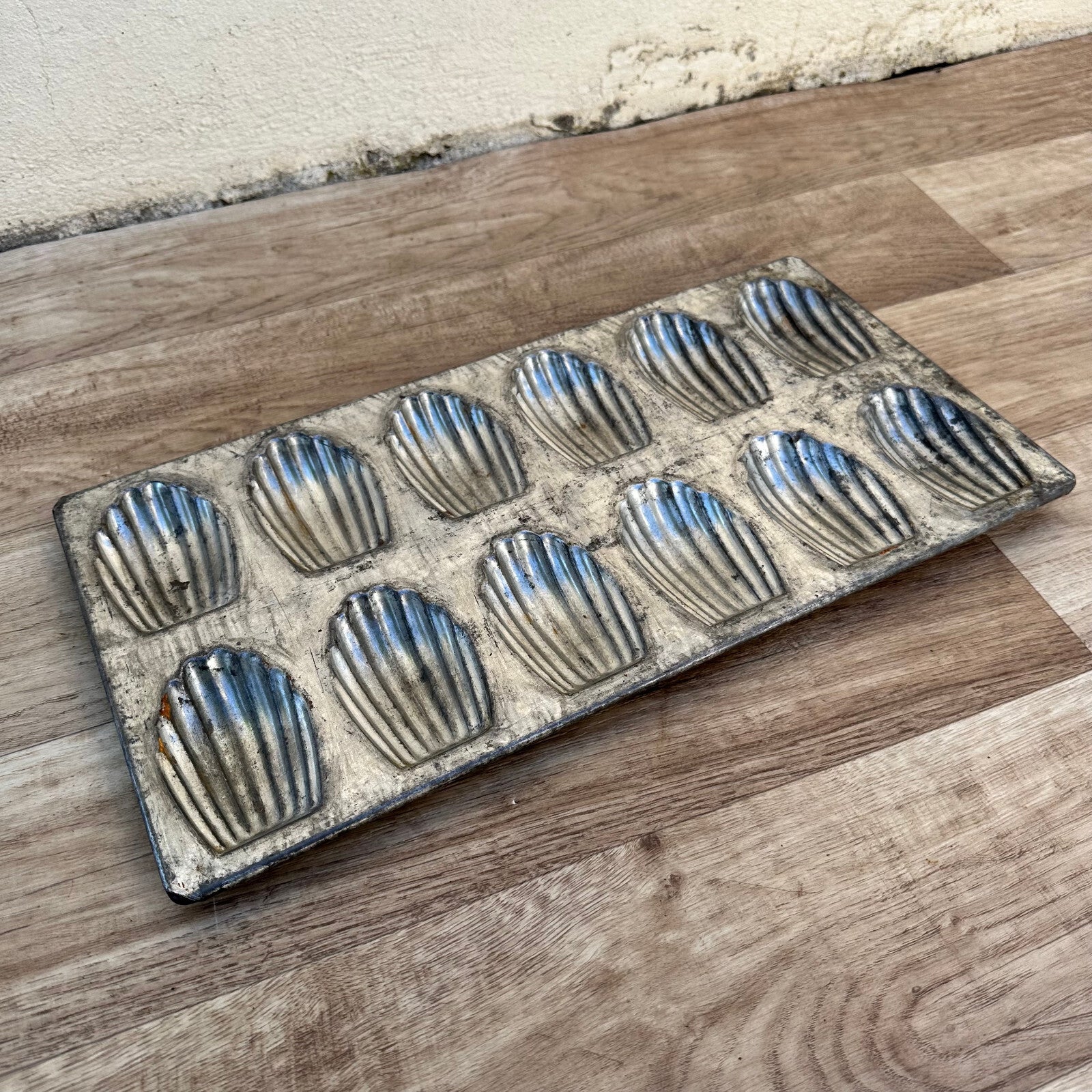 VINTAGE FRENCH 12 MADELEINE cake tart tins moulds mini molds pans shape 2510232 Unbranded