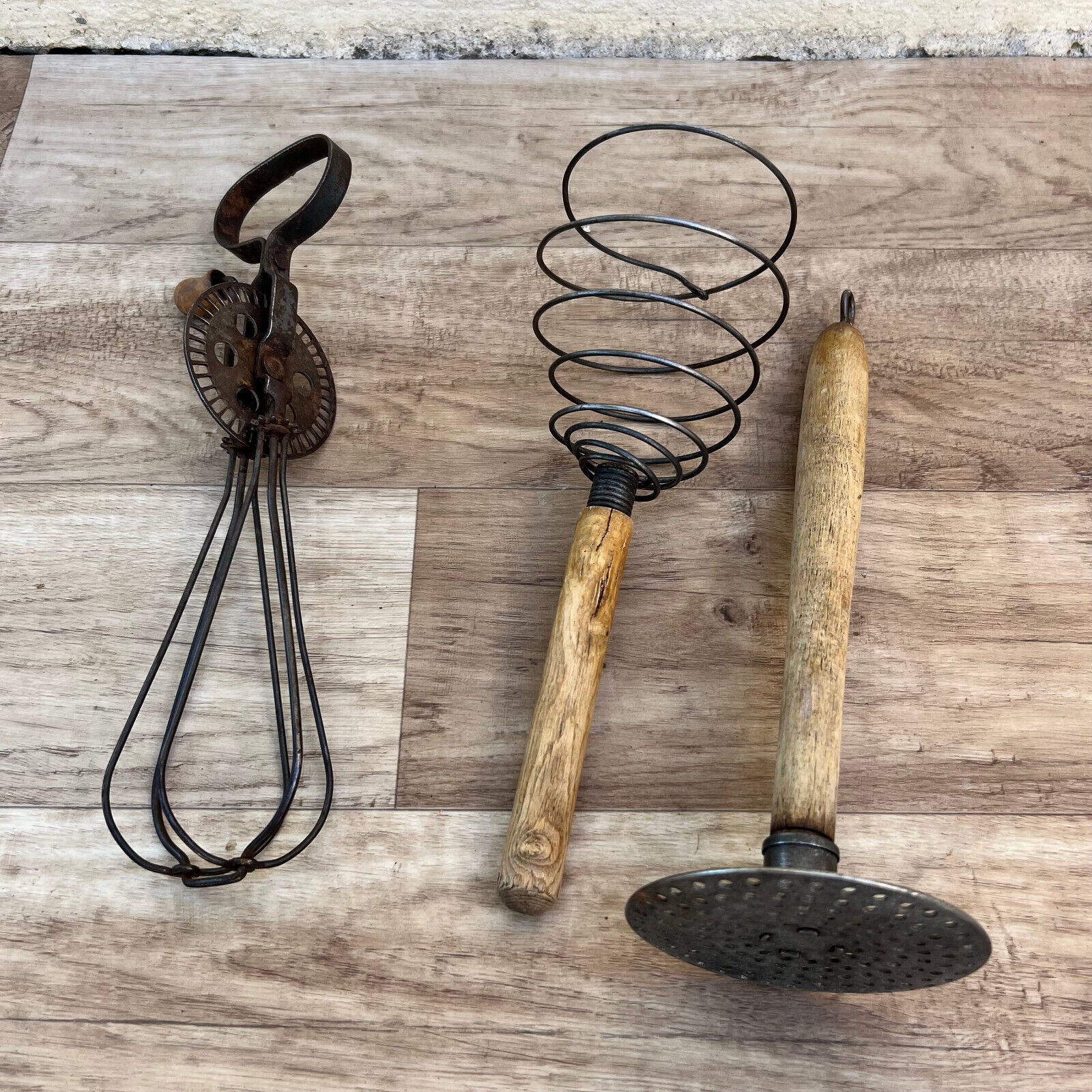 VINTAGE FRENCH set of 3 WIRE WHIP WHISK WOODEN HANDLE KITCHEN UTENSIL 23072211 - Fleamarketfrance