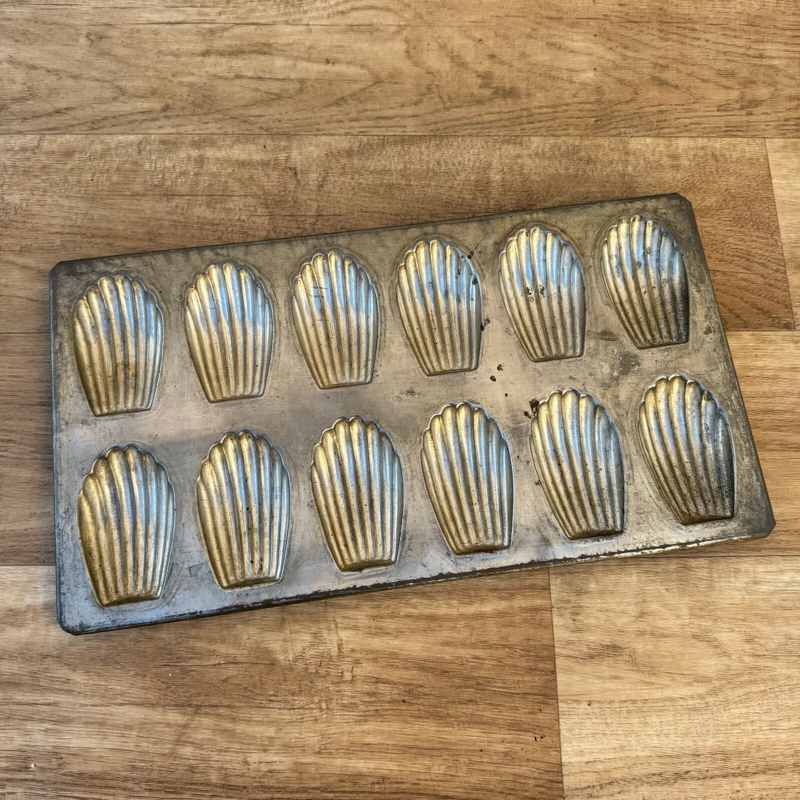 VINTAGE FRENCH 12 MADELEINE cake tart tins moulds mini molds pans shape 1302258 Unbranded